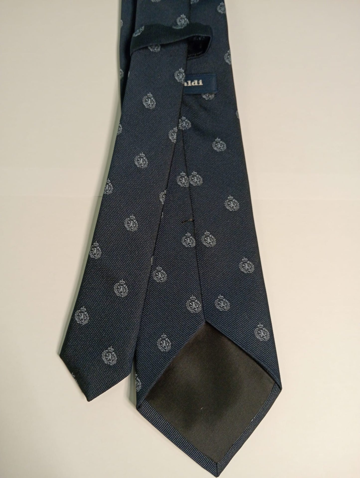 Corbata lisa con escudo