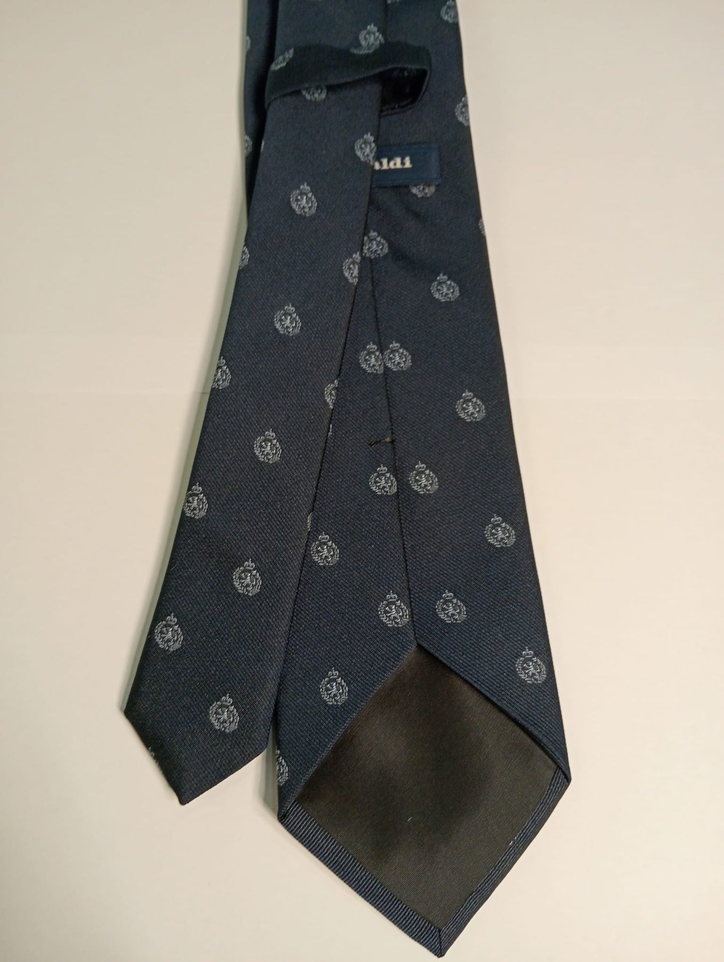 Corbata lisa con escudo