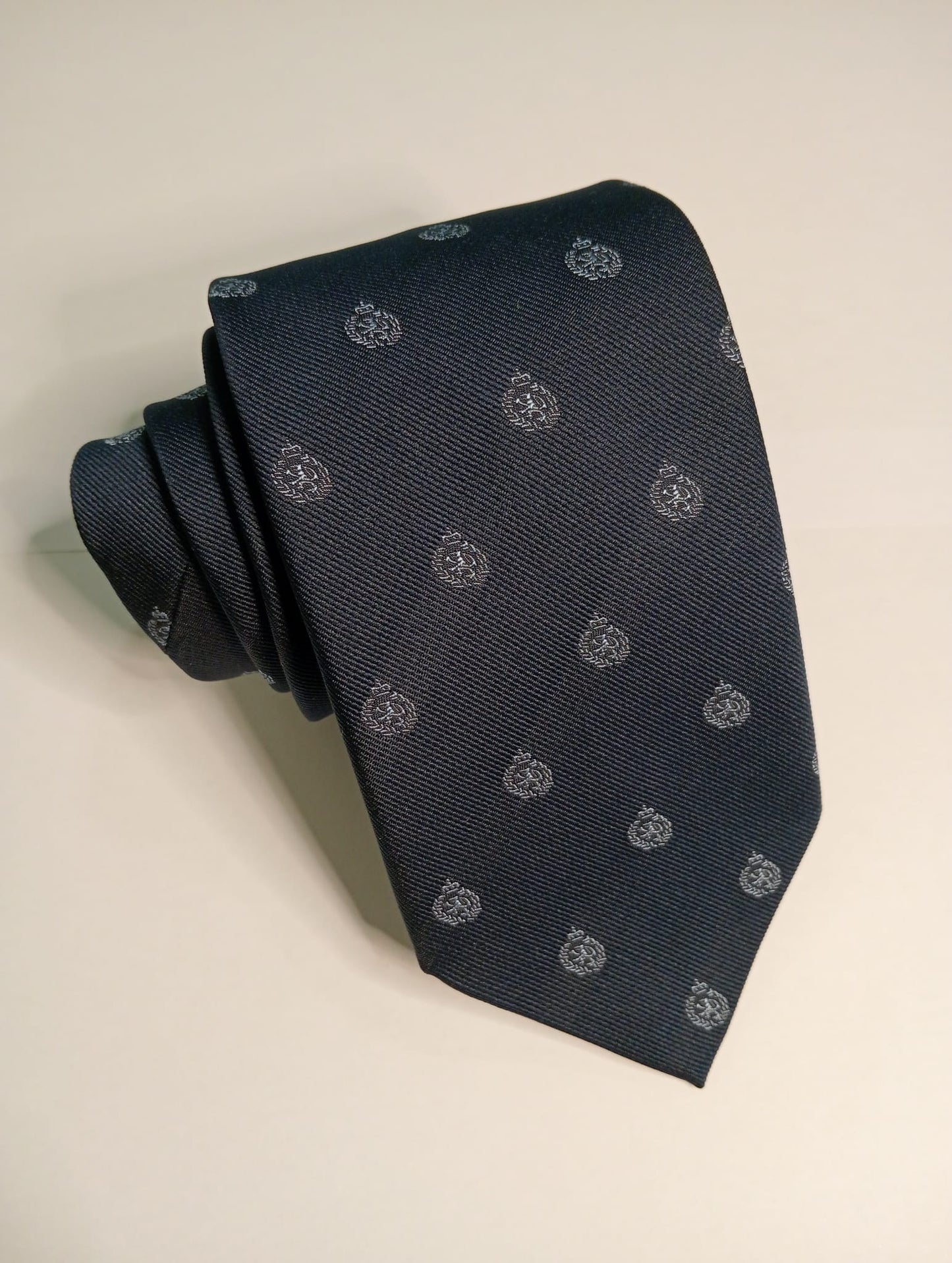 Corbata lisa con escudo