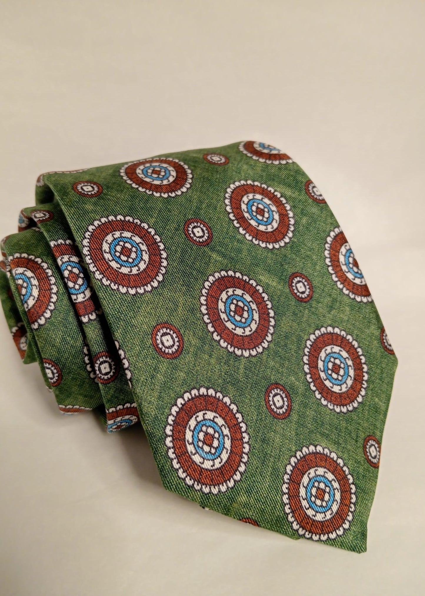 Corbata verde con círculos