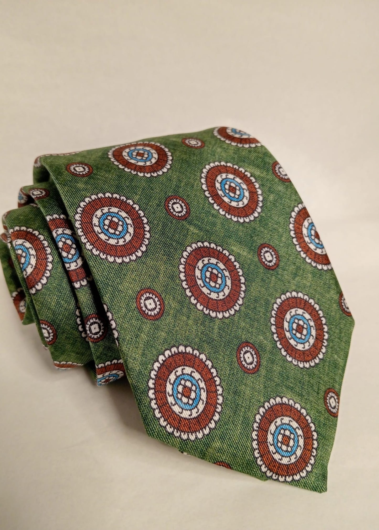 Corbata verde con círculos