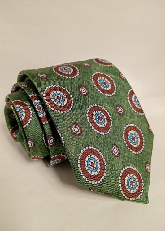 Corbata verde con  círculos